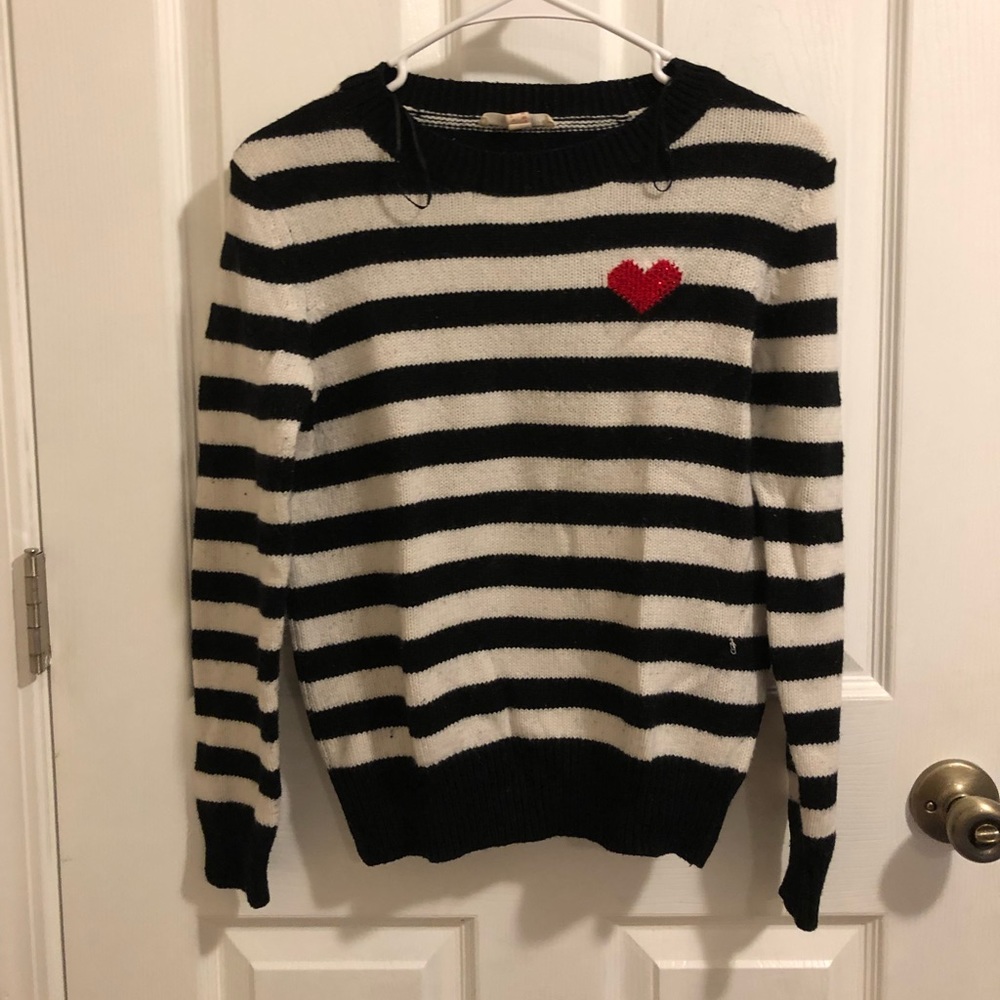 BLACK AND WHITE STRIPED SWEATER